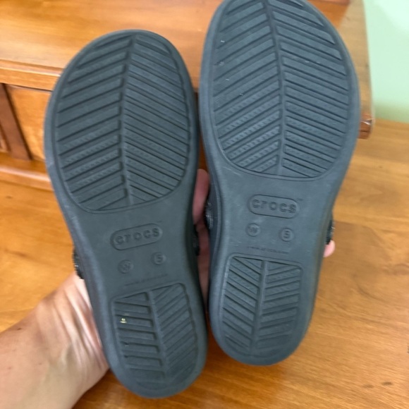 Crocs Women's Sanrah Liquid Silver Teardrop Black Flip Flop sandal size 5 shoe - Picture 11 of 13